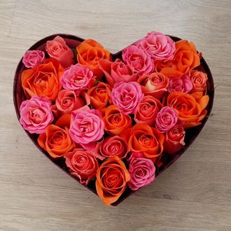 Сердечко с розовыми и оранжевыми розочками