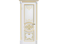 Белая дверь с капителью, резными наличниками и патиной.