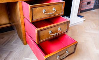 Письменный стол с тумбой справа с 3 выдвижными ящиками.