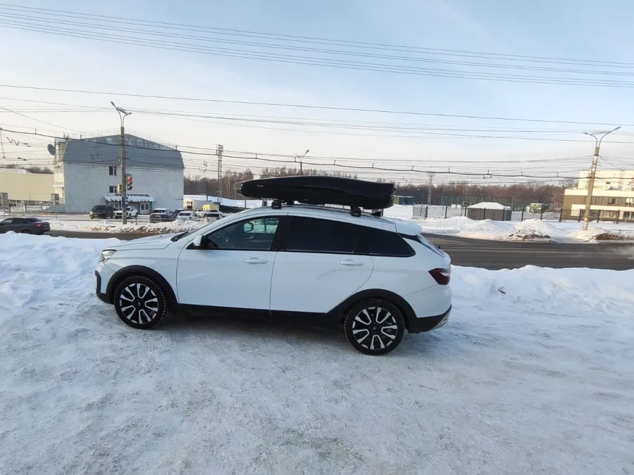 Lada Vesta с багажной системой  LUX SCOUT и автобоксом  LUX IRBIS 206 черный глянец 470L 