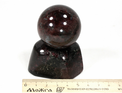 Редкость! Шар Гранат Альмандин с несколькими звездами астеризма на подставке из граната, Россия, Карелия (шар 41 мм, вес с подставкой 309 г) №37909