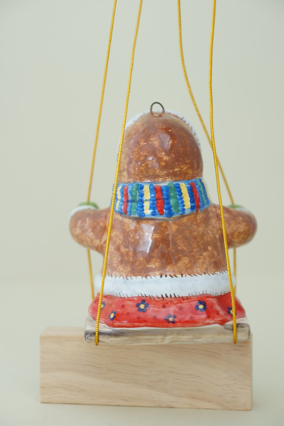 Маруся на качелях