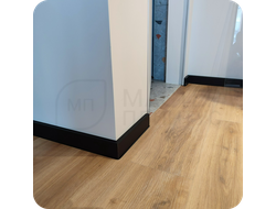 Плинтус ХДФ Dollken Cubu Flex Life 80мм Х 2,5 м 0110/1144 Черный в интерьере 5