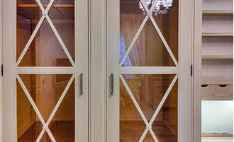 Шкаф для одежды со стеклянными дверьми с перекрестиями.