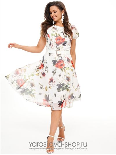 Летнее платье с яркими цветами на белом