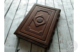 кожаный ежедневник выполнен в стиле винтажной книги