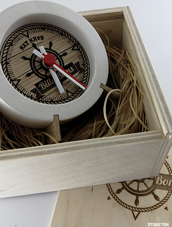 Часы в подарочной упаковке из высокосортной фанеры