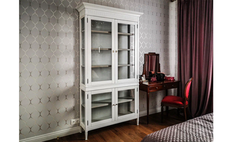 Витрина высокая, с закрытыми стеклянными дверьми.