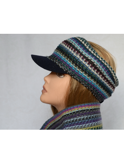 vyazanaya-povyazka-na-golovu-s-kozyrkom-vizio-raznotsvetnaya