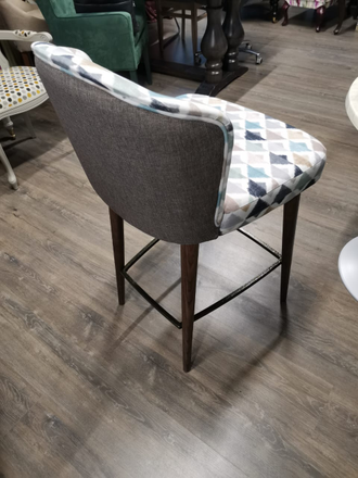 Полубарный стул Minotti Amber в серо-синей ткани на деревянных ножках