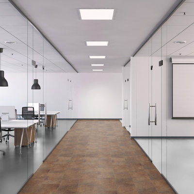 Виниловый пол Wineo 400 Stone Fortune Stone Rusty DLC00143 в интерьере офиса