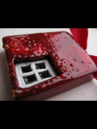 Необычная подвеска в авангардном стиле "Красные стены"