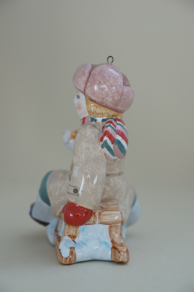 Мальчик на санях с собачкой