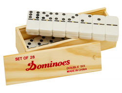 Домино в светлой деревянной коробке