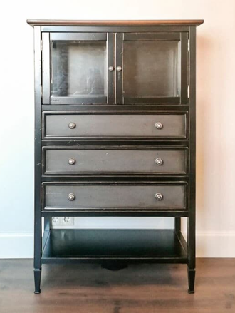 Витрина низкая, с тремя ящиками.