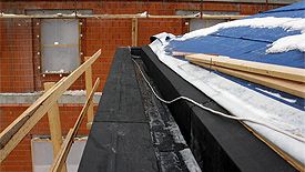 гидроизоляция встроенного желоба водоотвода на скатной крыше