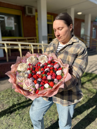 Ягодный букет с зефирными цветами