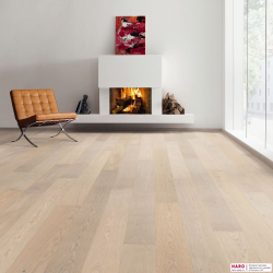Декор паркетной доски Haro Дуб Кристально-Белый Маркант браш 1-п, масло 538934 в интерьере гостиной