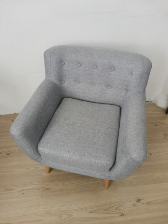 Интерьерное дизайнерское кресло Эллинг Tesla 12 (серо-синий) в стиле mid-century modern на высоких ножках из массива бука с износостойкой обивкой из рогожки и независимым пружинным блоком PocketSpring для гостиной, спальни или офиса, Дома-хорошо.рф