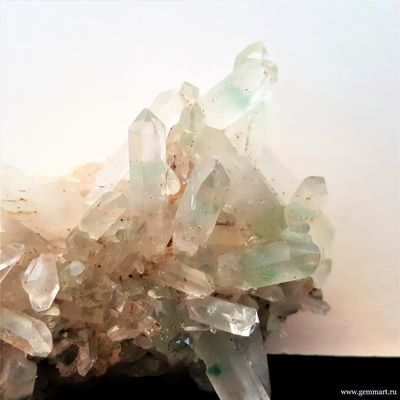 Горный хрусталь (разн. кварца)  с фантомами, фуксит. Мадагаскар. 93*49*36мм.