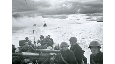 Морских пехотинцев доставляют на катере к месту десантирования (правообладатель фотографии - ТАСС, https://www.tassphoto.com/ru) 