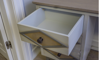 Письменный стол с тумбой слева, в стиле 50-х.