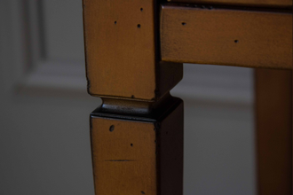 Тумба прикроватная с 2 ящиками на высоких ножках.