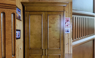 Шкаф для одежды двухстворчатый с ящиками и цветочным декором.