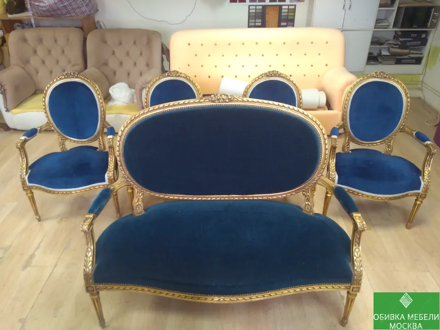 Старая обивка на диване и стульях
☎  WHATSAPP 8(909)-966-27-18