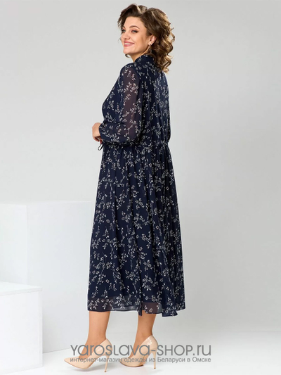 Женское шифоновое платье с цветочным принтом на синем фоне