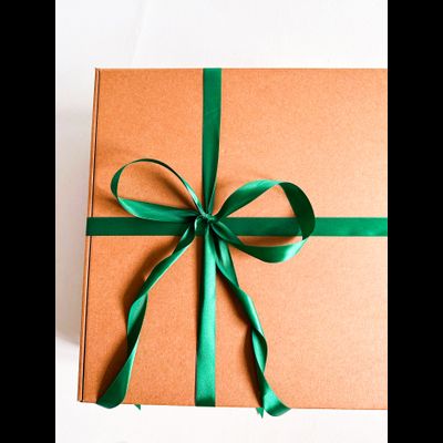 Огромная подарочная коробка GILEV 45х45х20см с зеленой лентой и наполнителем крафт