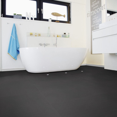 Виниловый пол Wineo 800 Tile L Solid Black DB00103-3 в интерьере ванной