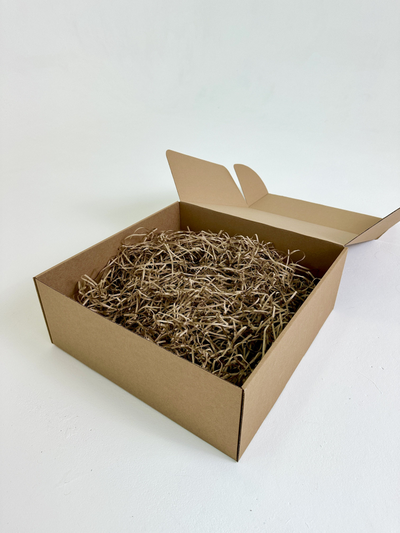 Большая подарочная коробка GILEV 37x37x14 см с бордовой лентой и наполнителем крафт