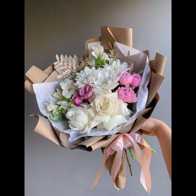 Букет с пионовидными розами и папоротником