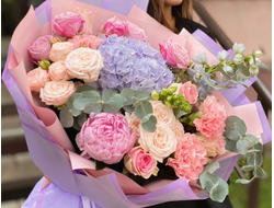 Букет с гортензией и дельфиниумом "Бурная фантазия"