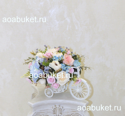 Композиция из искусственных цветов на велосипеде - голубая с белым и розовым № М011