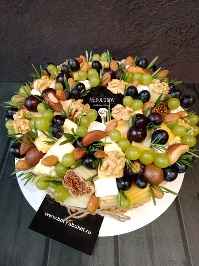 Торт из сырных закусок