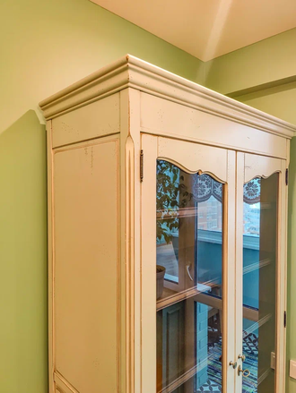 Витрина с двумя ящиками и стеклянными дверьми.