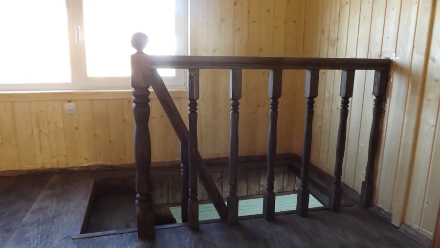 Произведён монтаж лестницы.