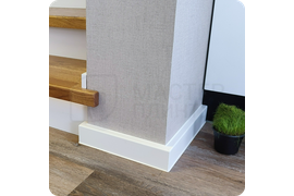 Функциональный комфорт: монтаж белого плинтуса Dollken Cubu Flex Life 60XL с увеличенной высотой позволяет эффективно скрывать неровности и зазоры до 19 мм, обеспечивая безупречный результат.