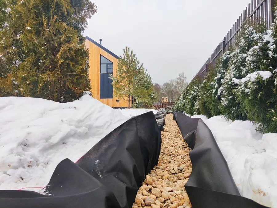 Геотекстиль использовали специальный, дренажный