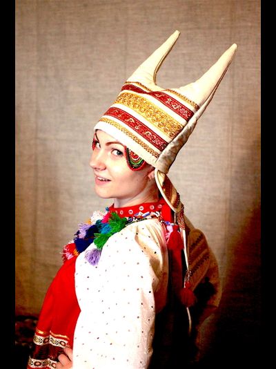 Русский народный головной убор "Кичка белая рогатая" с позатыльней