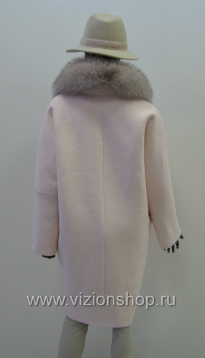 Розовое женское пальто с меховым воротником