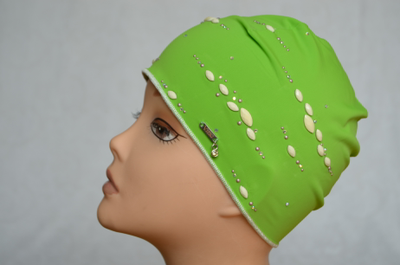 Зеленая женская шапка из лайкры фото