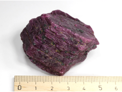 Корунд красный (рубин), кристалл, Мьянма (42*41*34 мм, 108 г) №28658