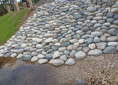 Цветной однотонный валун Домбай, фракция 100-500 мм