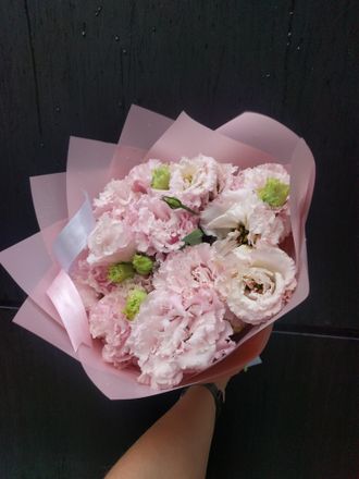 Букет из розовой эустомы, розовый лизиантус, эустома. Китайская роза