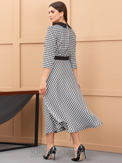 Платье женское полуприлегающего силуэта бело-черного цвета