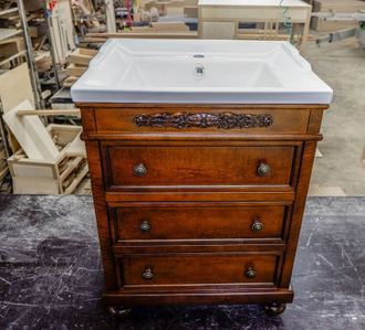 Тумба под раковину с тремя выдвижными ящиками.