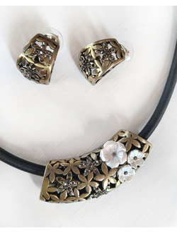 (АРТИКУЛ: 6814/92) КОМПЛЕКТ ЖЕНСКИЙ (КОЛЬЕ+СЕРЬГИ),  МЕТАЛЛ "БРОНЗА" , ЧЕРНЫЙ ШНУРОК, ТЕМНЫЕ СТРАЗЫ, МОЛОЧНЫЕ ЦВЕТЫ